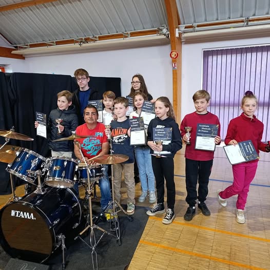 Groupe d'élèves de la Modern Drum School posant avec leurs diplômes de l'AMF