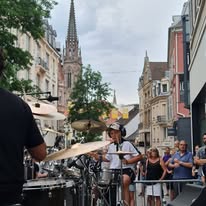 Ambiance animée lors d'un événement musical dans la région Mulhousienne