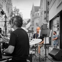 Musicien jouant de la batterie en extérieur lors d'un événement